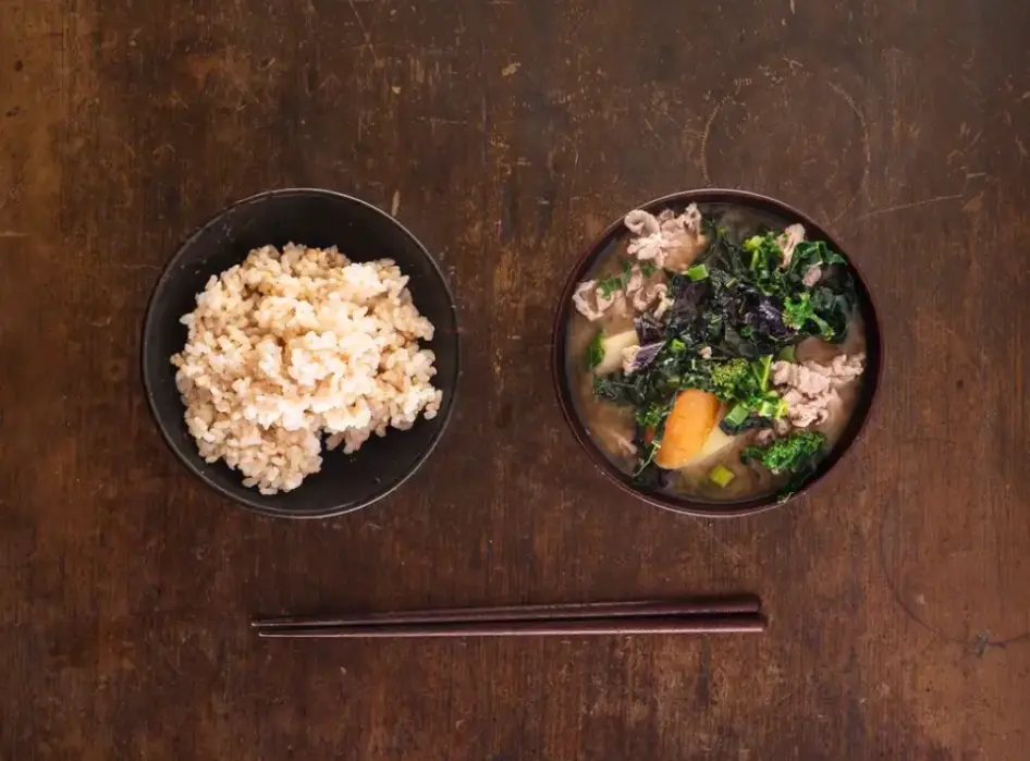 ご飯と味噌汁を上から見た提供イメージ