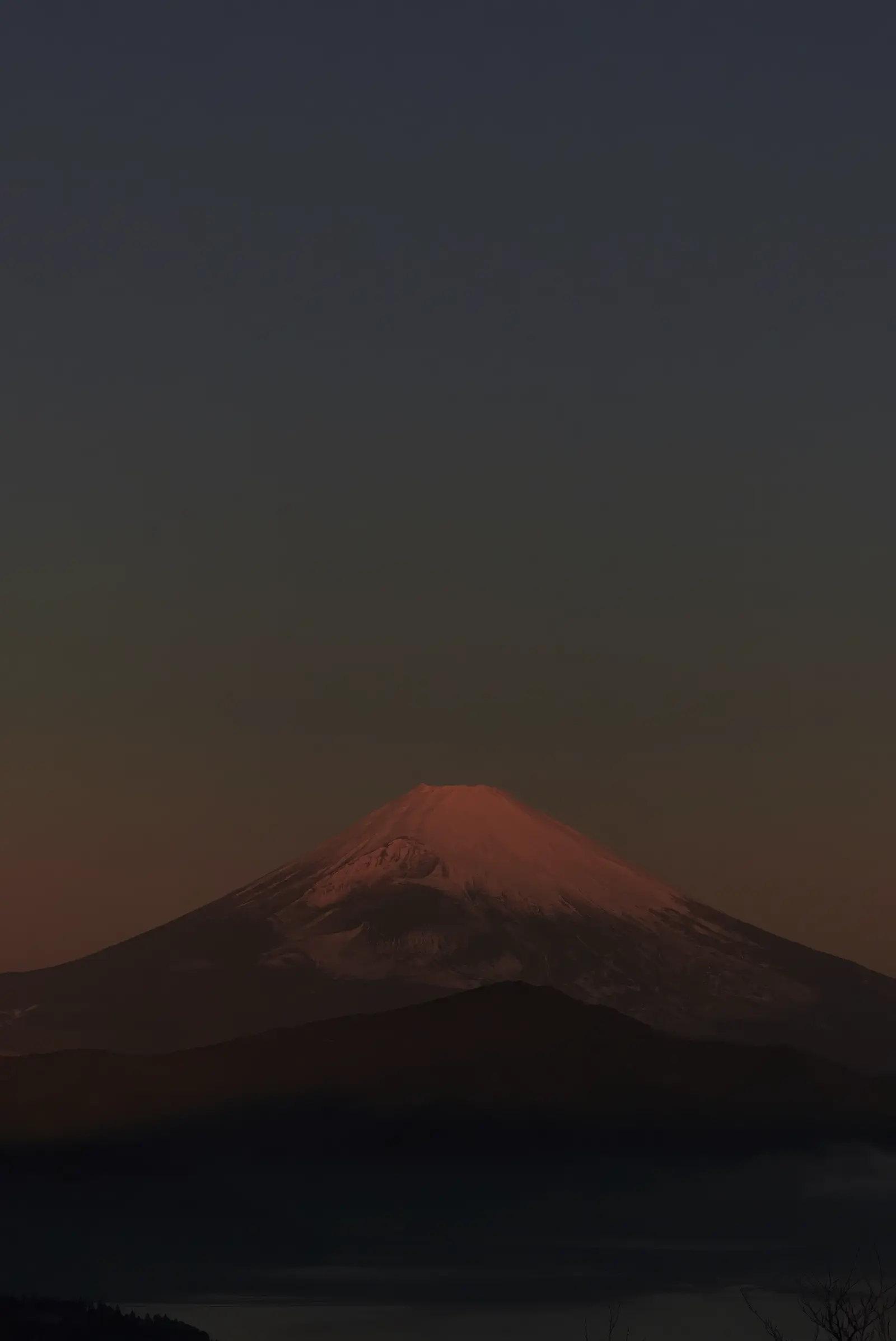 夜の山中湖から望む富士山